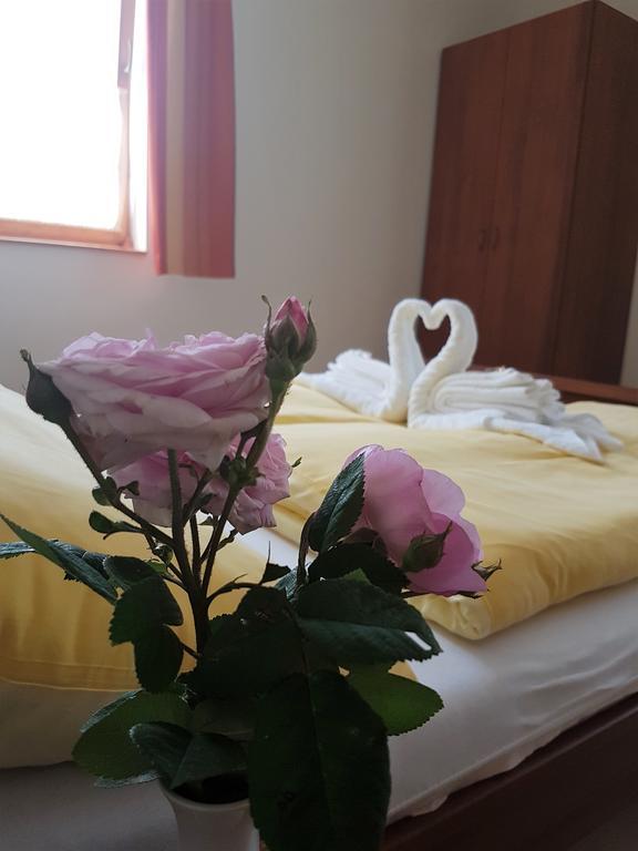 Akacliget Vendeghaz Es Major Hotell Ofeherto Exteriör bild
