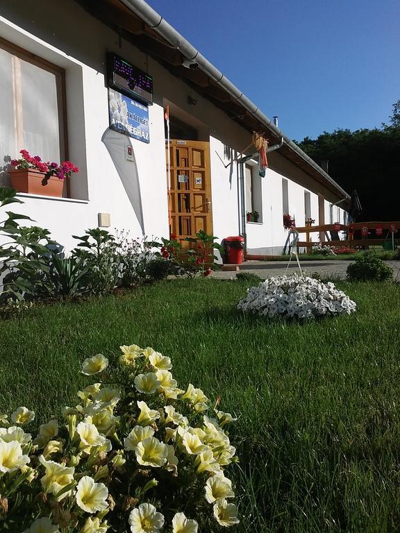 Akacliget Vendeghaz Es Major Hotell Ofeherto Exteriör bild